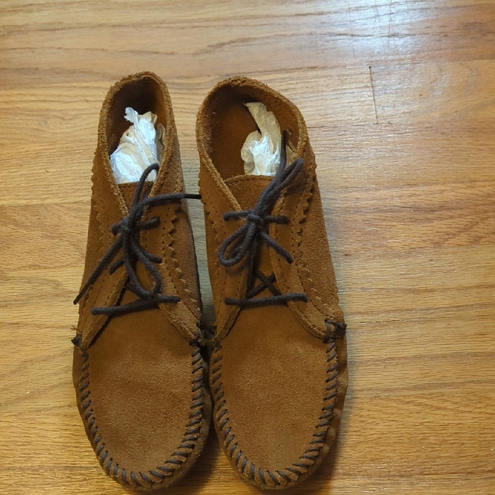 Minnetonka Women's Tan Suede Chukka Boots